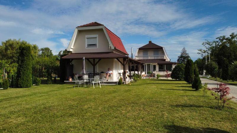 Ferienhaus Am Plattensee Балатонмариафюрдё Экстерьер фото